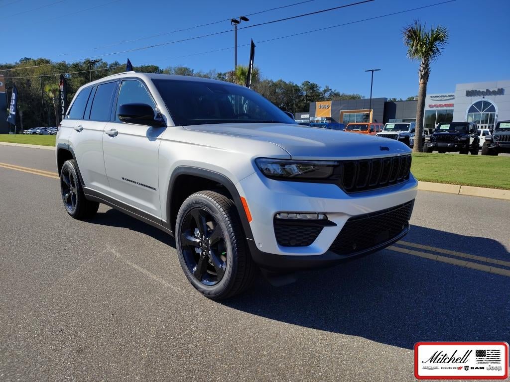 2025 Jeep Grand Cherokee GRAND CHEROKEE LIMITED 4X2 in Silver Zynith Exterior Paint — front three-quarter view