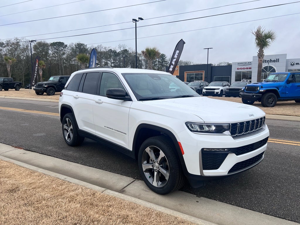 2026 Jeep Grand Cherokee GRAND CHEROKEE LIMITED 4X4 in Bright White Clear-Coat Exterior Paint — front three-quarter view