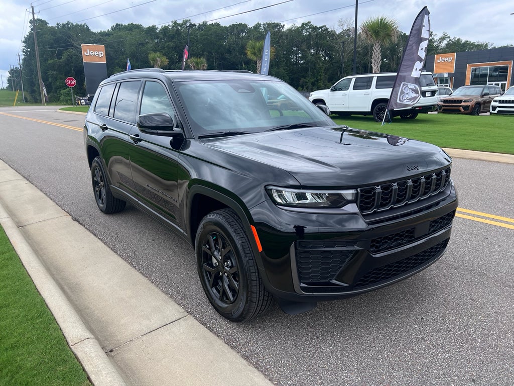 2026 Jeep Grand Cherokee L GRAND CHEROKEE L LAREDO ALTITUDE 4X2 in Diamond Black Crystal Pearl-Coat Exterior Paint — front three-quarter...