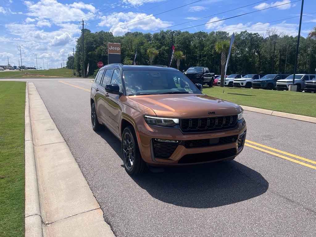 2026 Jeep Grand Cherokee L GRAND CHEROKEE L SUMMIT 4X4 in Copper Shino Metallic Clear-Coat Exterior Paint — front three-quarter view