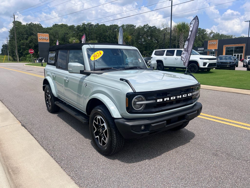 2024 Ford Bronco Outer Banks in Cactus Gray — front three-quarter view