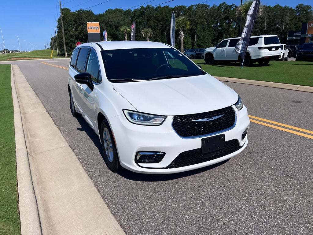 2025 Chrysler Pacifica Select in Bright White Clearcoat — front three-quarter view
