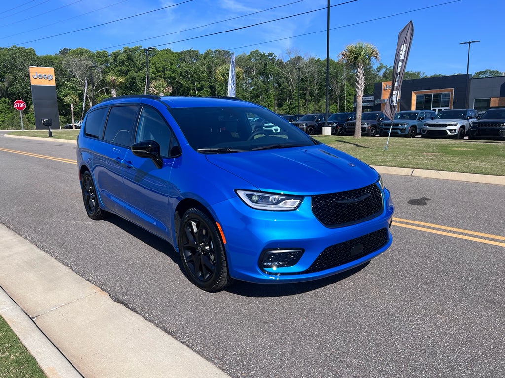 2026 Chrysler Pacifica PACIFICA SELECT in Hydro Blue Pearl-Coat Exterior Paint — front three-quarter view