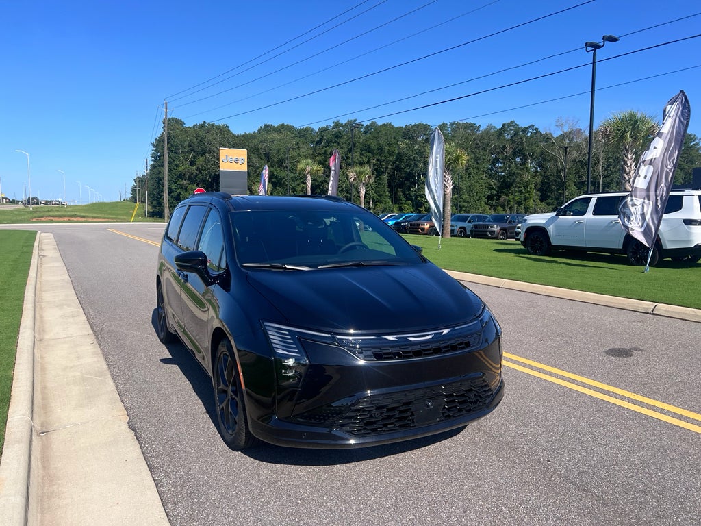 2027 Chrysler Pacifica PACIFICA LIMITED in Diamond Black Crystal Pearl-Coat Exterior Paint — front three-quarter view
