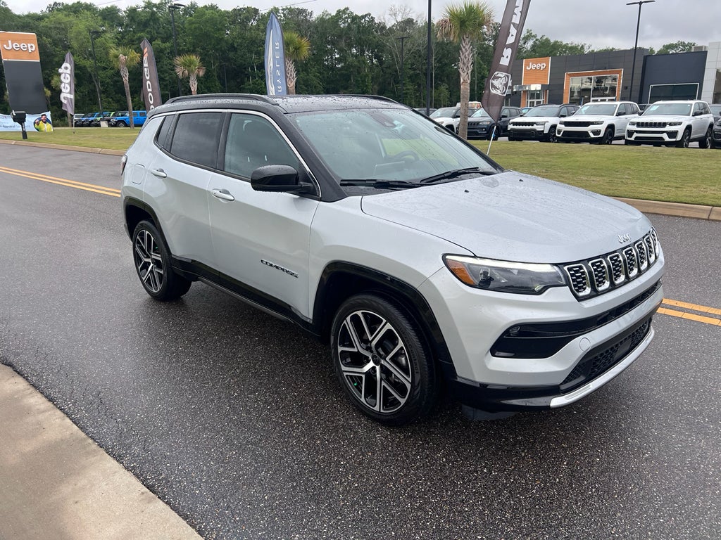 2025 Jeep Compass Limited 4x4 in Silver Zynith Metallic Clearcoat — front three-quarter view